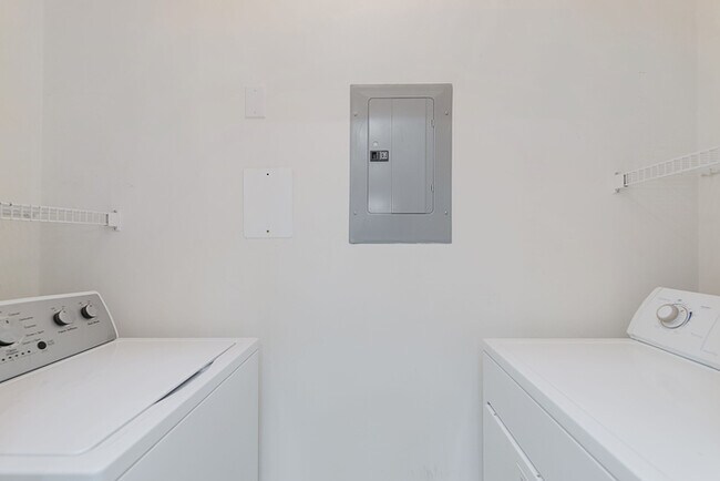 Building Photo - Wonderful 2 bedroom 2 bath Condo End Unit ...