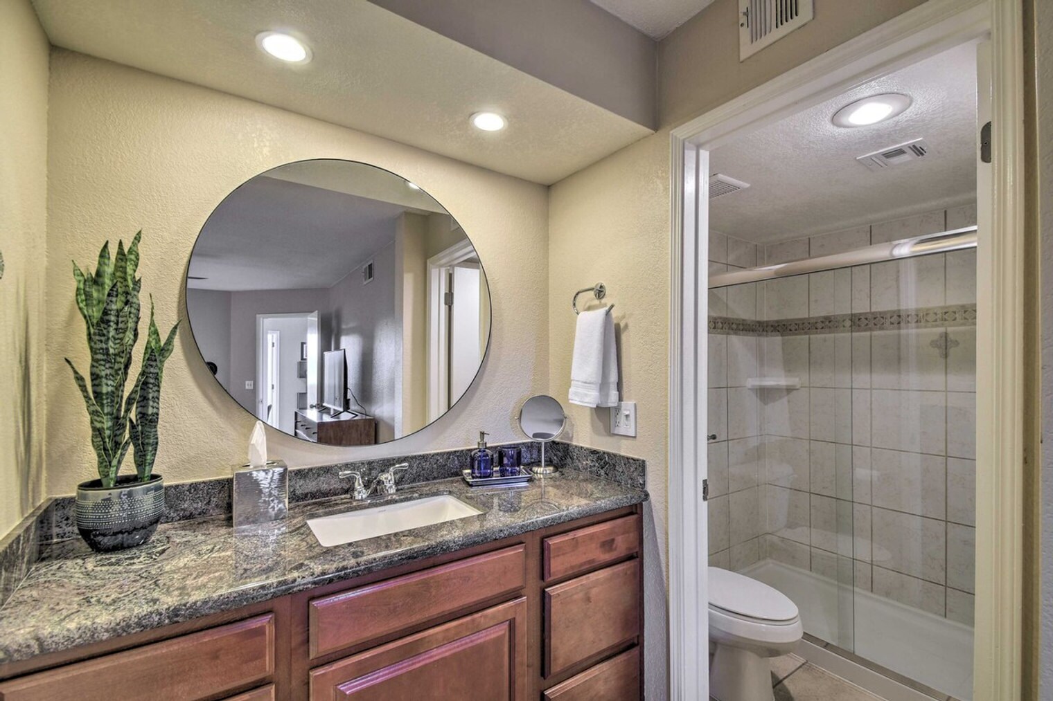 Building Photo - 4850 E Desert Cove Ave