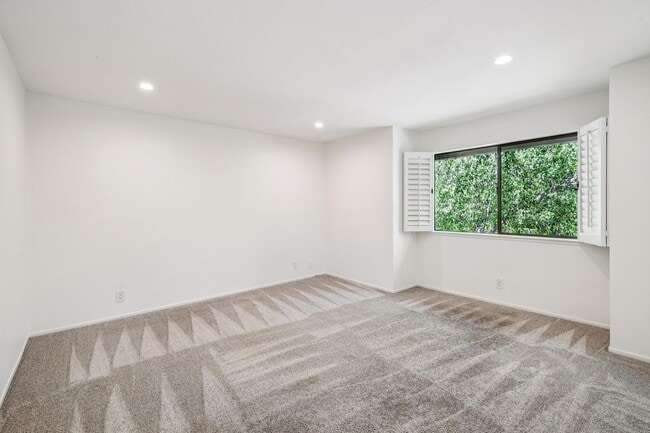 Building Photo - Luxury 3-Level Townhome in Highly Desirable Sharon Heights Neighborhood