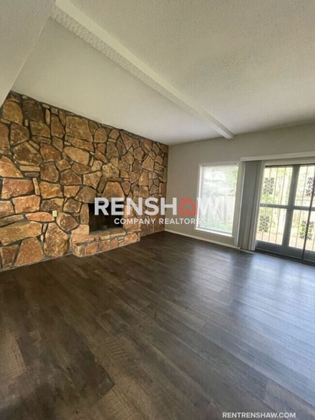 Building Photo - Unique 3 Bed / 2.5 Bath Condo - Move in Re...