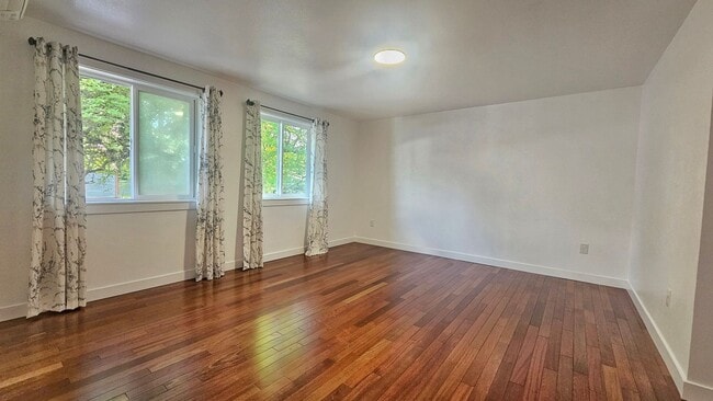 Building Photo - Spacious 4 Bed 3 Bath Home in Sought After...
