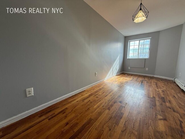 Building Photo - 794 Freeman St