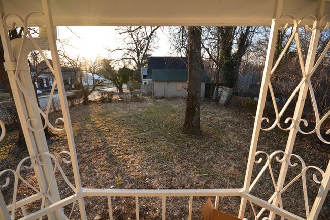 Building Photo - Available Now 4 Bedroom, 2 Full Bath Home