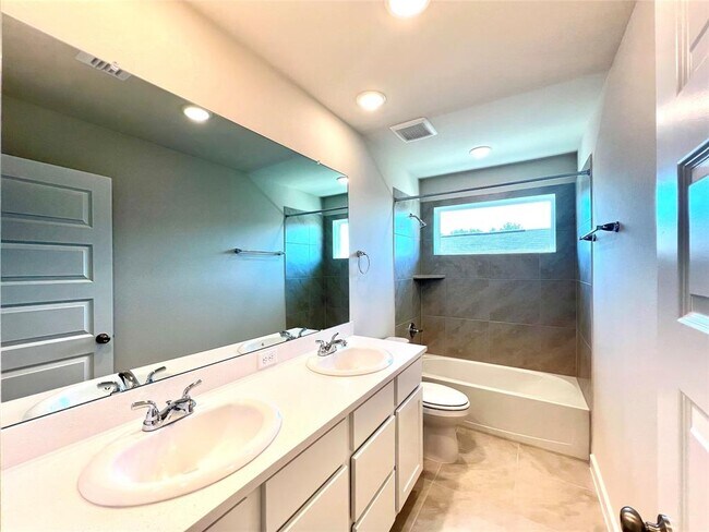 Building Photo - 7238 Clearwater Cv Dr