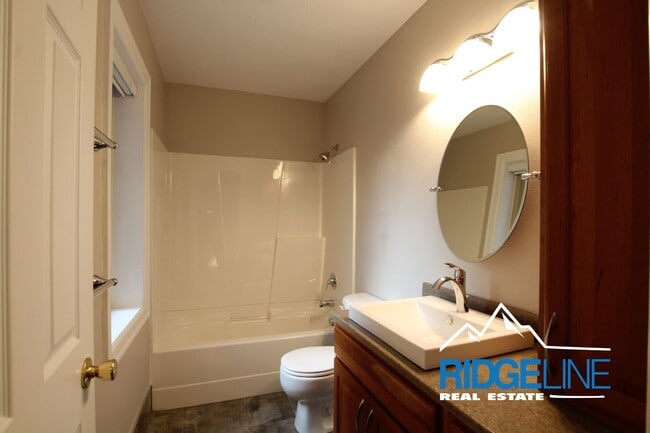 Building Photo - Large Remodeled Condo with Garage for Lease!