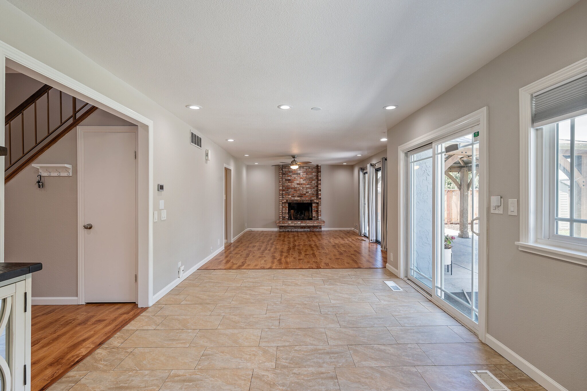 Building Photo - 3661 Slopeview Dr