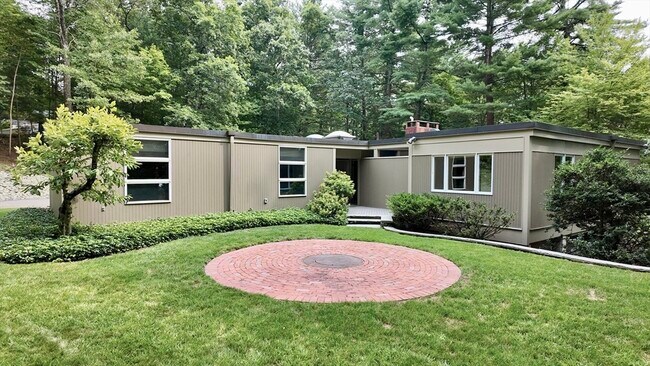 Building Photo - 14 Overlook Dr