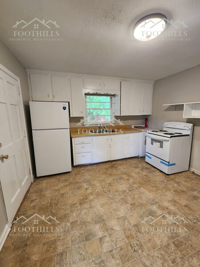 Building Photo - 204 Pine Ln