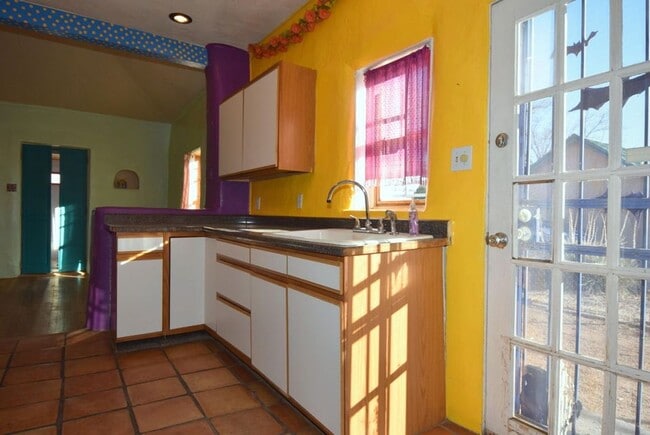 Building Photo - Super cute 1 bedroom Adobe