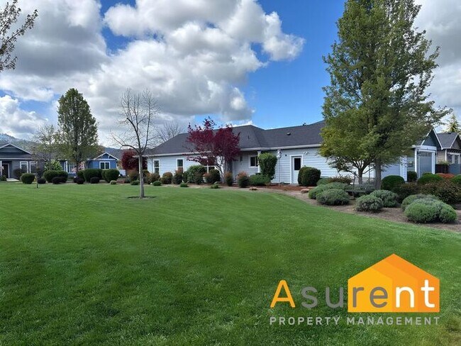 Building Photo - Fully Furnished 2BR/2BA Home in Central Point
