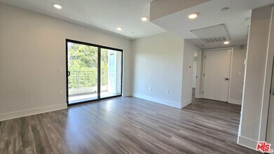Building Photo - 5030 Rosewood Ave