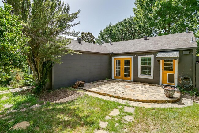 Building Photo - Arlington Heights Bungalow