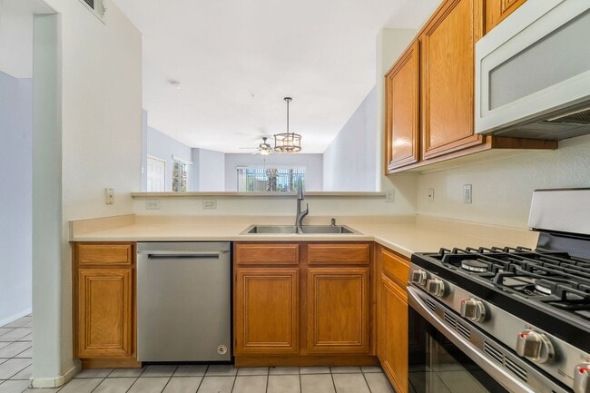 Building Photo - Modern Ground-Level Condo With A One Car Garage in Prime Southwest Location with Resort-Style Ame...