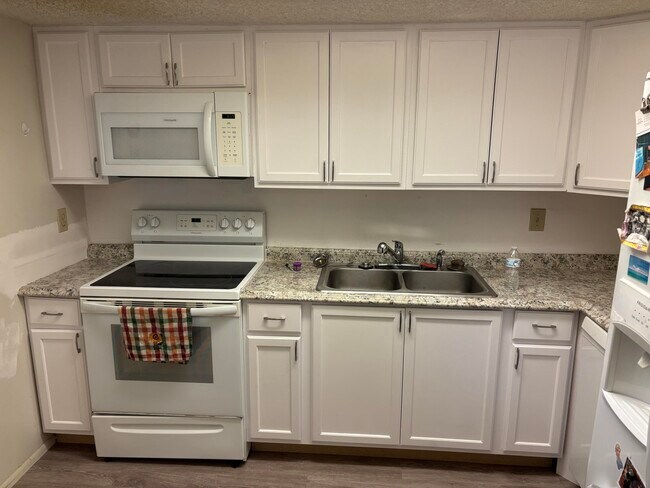 Building Photo - 1552 SE Royal Green Cir