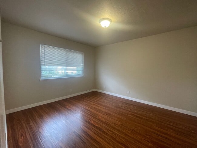 Building Photo - Newly Upgraded Spacious 3br with Decks, Laundry, Parking