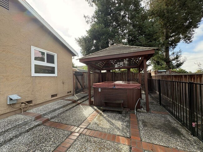 Building Photo - 3532 Rollingside Dr