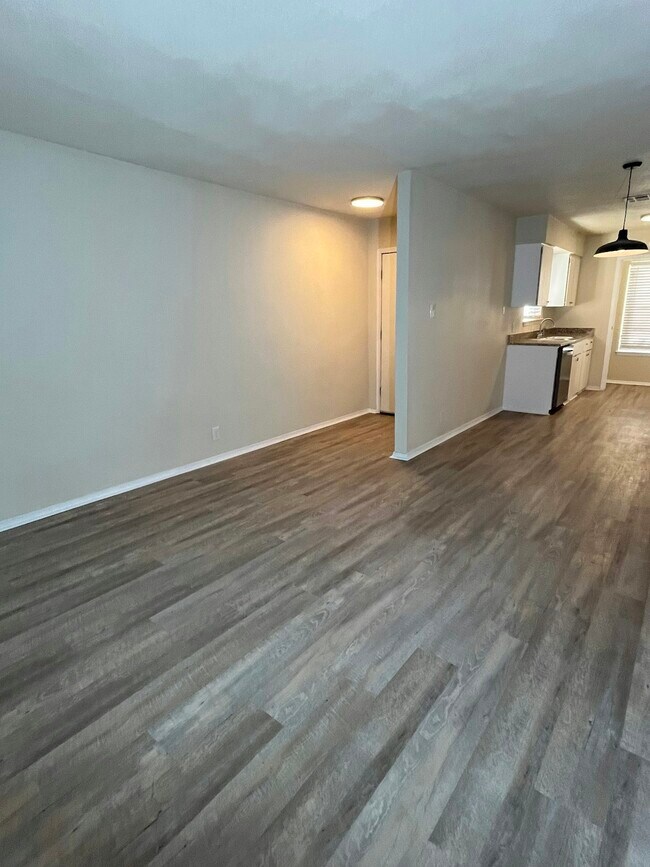 Building Photo - 909 Betsy Ross Dr