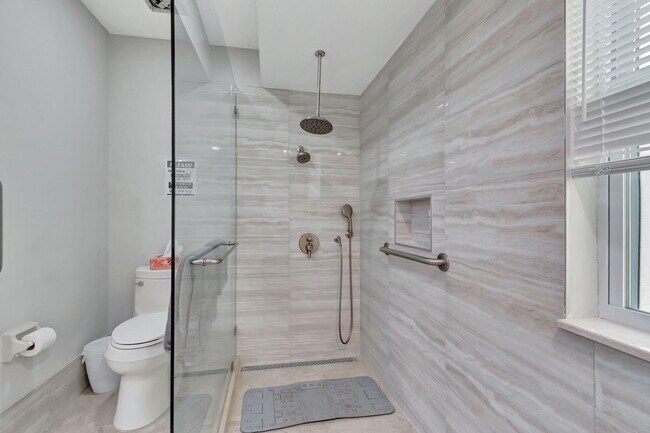 Building Photo - 7883 Villa Nova Dr N