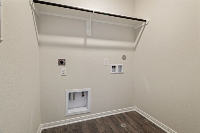 Building Photo - 15870 Berry Hl Dr