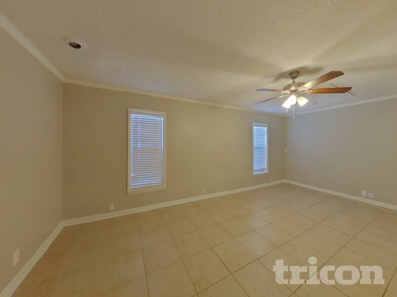 Building Photo - 1005 Park St