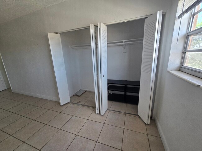 Building Photo - 1305 W 53rd St