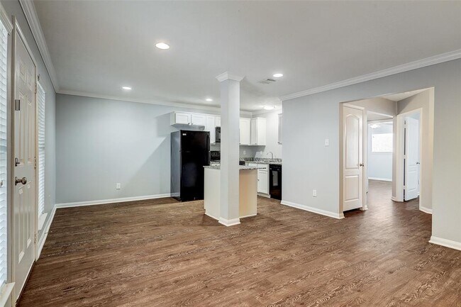 Primary Photo - 835 Heights Blvd