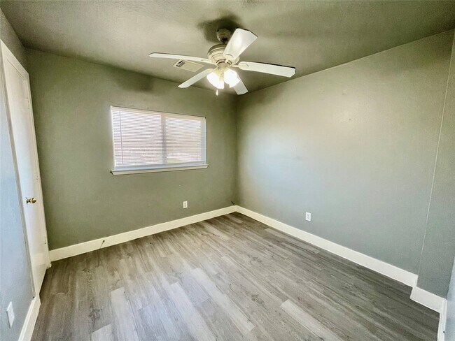 Building Photo - 6103 Settlers Square Ln