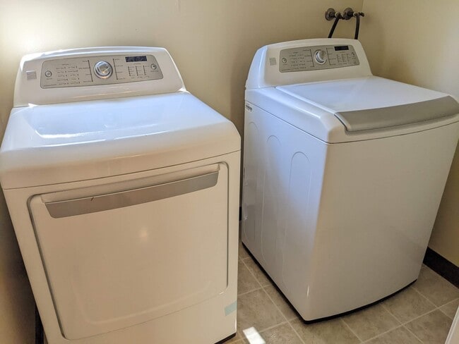 Building Photo - 105 Ascot Ct