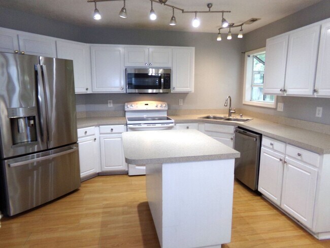 Building Photo - Beautiful 2 story home located on a cul-de-sac