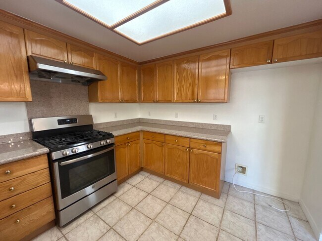 Building Photo - Cozy 2-bedroom Suites Condo in the most de...