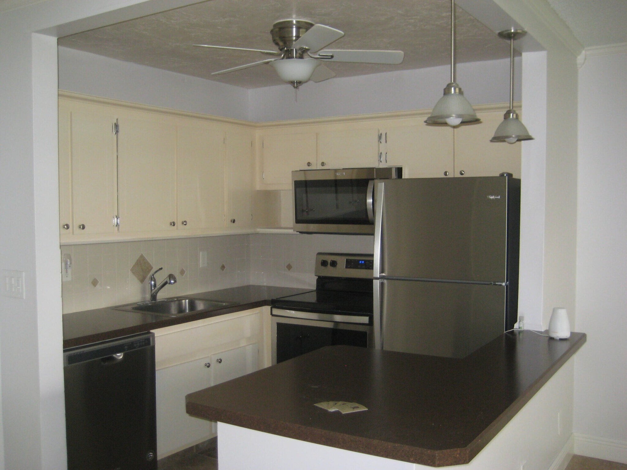 Building Photo - 210 Horizons E