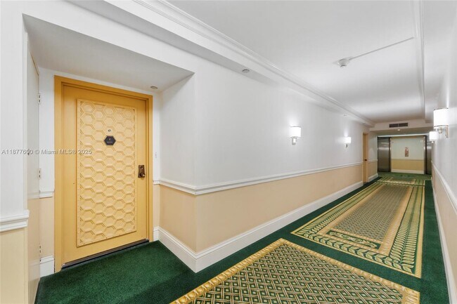 Building Photo - 1121 Crandon Blvd