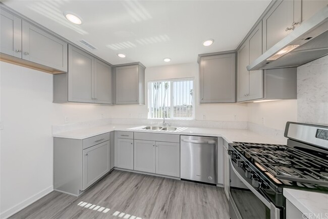 Building Photo - 9124 Huntington Dr