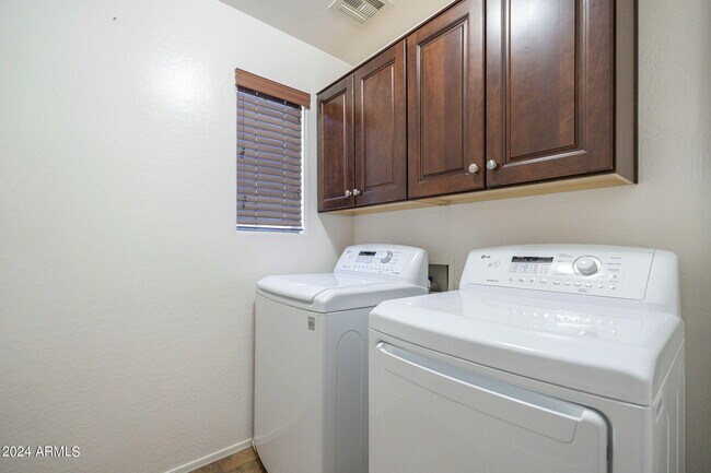 Building Photo - 2873 E Bart St