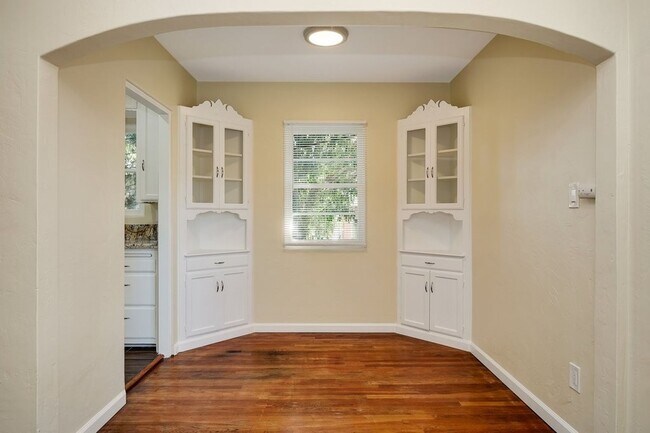 Building Photo - 4415-4419 VAN DYKE AVENUE %