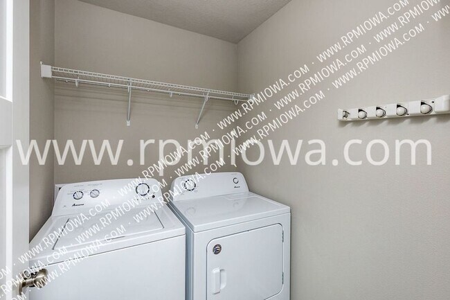 Building Photo - 4721 NE Oak Dr