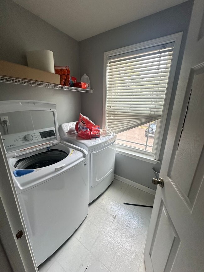 Building Photo - 2BD/2.5BA Home Located in Harbor Town!