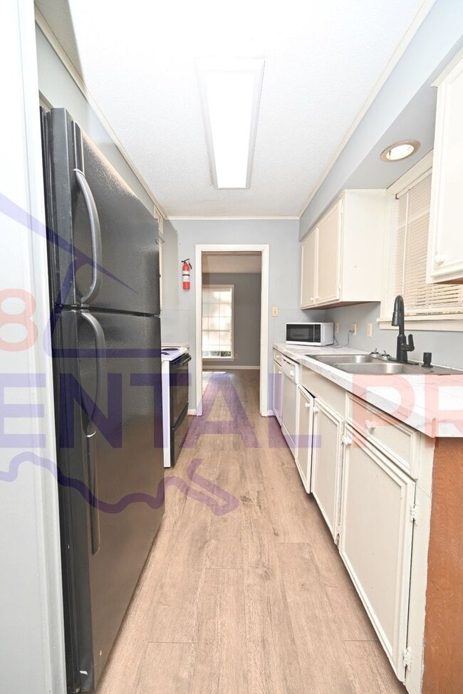 Building Photo - 2207 Lily Dr