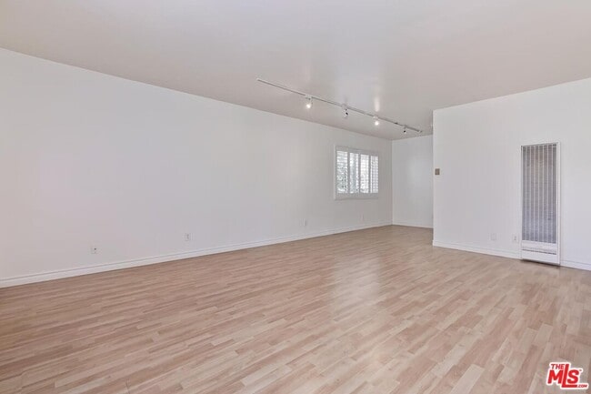 Building Photo - 710 Pier Ave