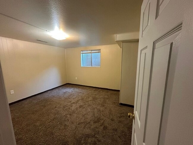 Building Photo - HUGE end-unit townhouse