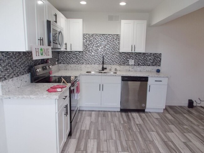 Building Photo - Upgraded 2nd-Floor Condo with Loft, Pool, ...