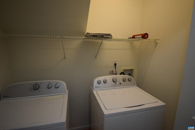 Building Photo - 19 Woodlawn Dr