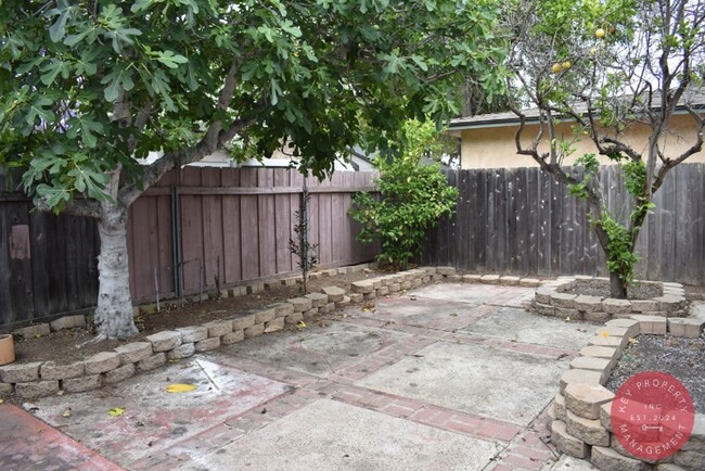 Building Photo - Charming Two-Bedroom, One-Bath Unit – Avai...