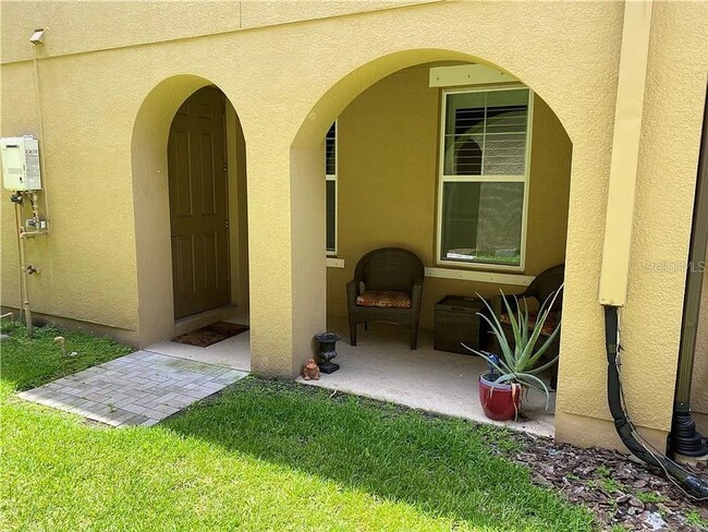 Building Photo - Large 3 Bed 3.5 Bath 2 Car Garage Townhous...