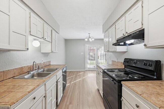 Building Photo - Beautifully Updated 3 Bed, 2 Bath Home