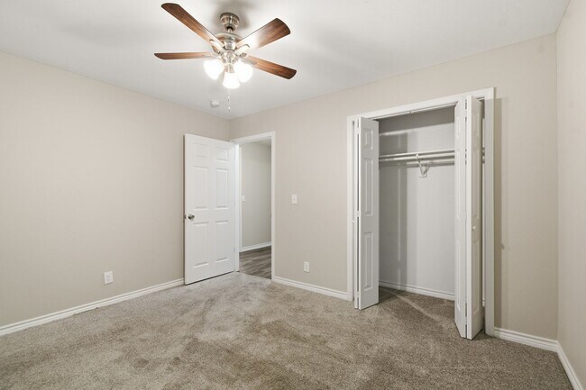 Building Photo - 4 Bedroom 2 Bath + Updated