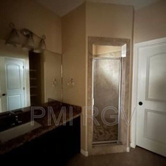 Building Photo - 2601 E Garfield Ave