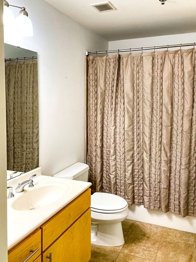 Building Photo - 21st Floor Corner Unit | Downtown Luxury Living w/ Balcony, Parking & Amenities