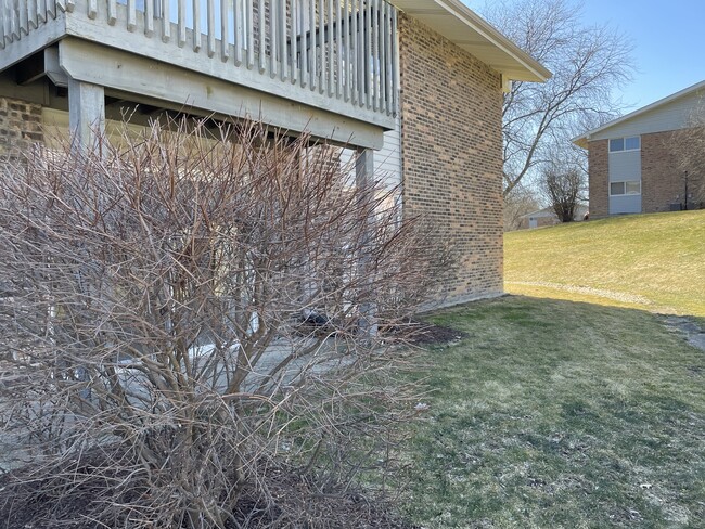 Building Photo - 16W525 Mockingbird Ln
