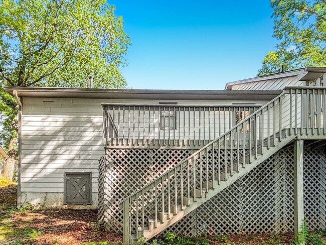 Building Photo - Charming Updated 2BR/2BA Duplex Close To E...